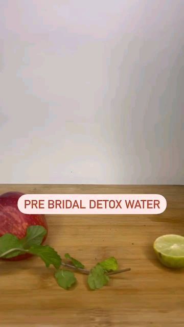 olorispantry on Instagram: "📌PRE BRIDAL DETOX WATER📌 CREDIT @nutrition.by.lovneet 💕 When it comes to your wedding day, you probably want to look and feel like your very best self. So, why not try a bridal detox that will make your skin glow and your energy levels soar? So, buckle up dear brides-to-be and make all your health worries go away with this ultimate bridal detox guide: ☑️ INGREDIENTS - water, lemon, cucumber, apple, cinnamon powder and mint. ☑️ HOW TO MAKE - Take a pitcher of wat Water Lemon Cucumber, Sliced Lemon, Sliced Apple, Photography Decoration, Pre Bridal, Water Lemon, Lemon Cucumber, Wedding Needs, Detox Plan