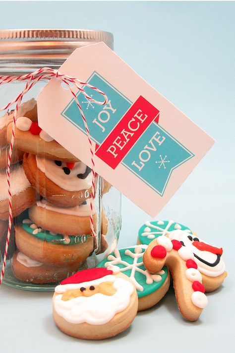 Super-cute decorated holiday cookies: How to make bite-size Christmas cookies in a jar. Great handmade gift idea for the holiday season! Cookies In A Jar, Christmas Cookies Packaging, Christmas Cookie Jars, Bite Size Cookies, Cookie Boxes, Jar Packaging, Edible Crafts, Mason Jar Gifts, Christmas Jars