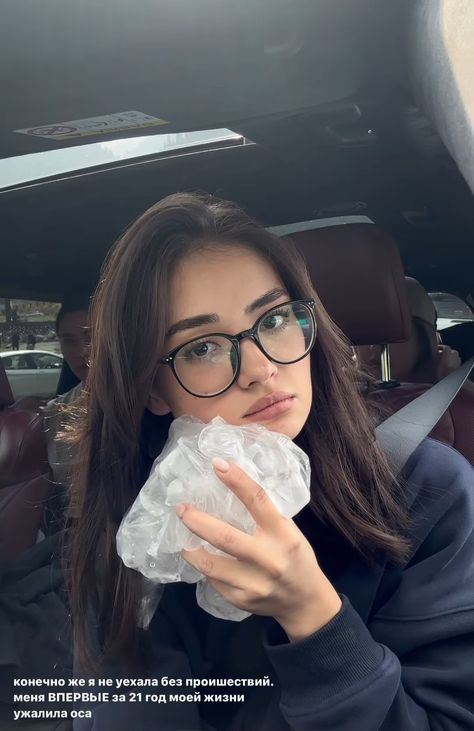 Specs For Long Face Women, Glasses Frames For Women Asian, Aesthetic Specs Frames Women, Specs Aesthetic, Girl Glasses Aesthetic, Glasses Frames For Women Latest Trends, Glasses Oval Face, Glasses Aesthetic Girl, Big Glasses Aesthetic