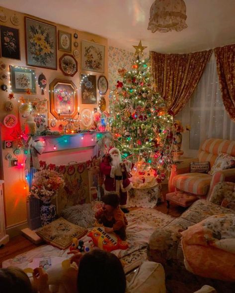 Christmas Decor Ideas 2000s, Unique Christmas Aesthetic, Colorful Christmas Decor Diy, Gaudy Christmas Decorations, Vintage Christmas Houses, Cozy Colorful Christmas, Whimsical Christmas Aesthetic, Eccentric Christmas Decor, Warm Vintage Christmas