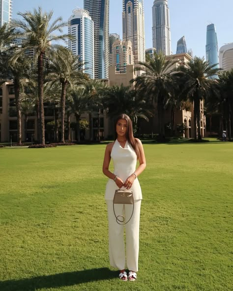 Mom Fits Outfit, Rich Wife Outfit, Dubai Vacation Outfits, Narco Wife Aesthetic, Dubai Outfits Ideas, Dubai Outfit, Dubai Outfits, Wife Aesthetic, Wife Style