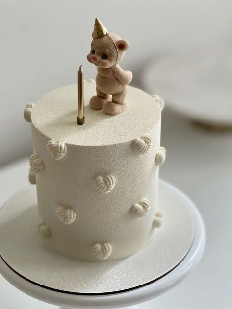 Teddy Cake Birthday, Teddy Cake Design, Beige Baby Shower Cake, Birthday Cake With Bear, Teddy Birthday Cake, Cake With Teddy Bear, Bear Cake Design, Baby Bear Birthday Party, Baby Cake Ideas