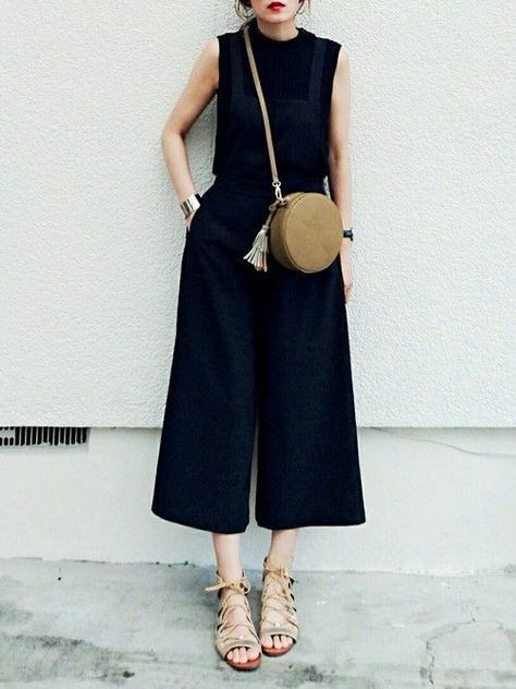 Minimalist Chic. Minimalist Moda, Style Désinvolte Chic, 일본 패션, Mode Casual, Pantalon Large, Resume Design, Trend Fashion, Looks Style, Street Styles