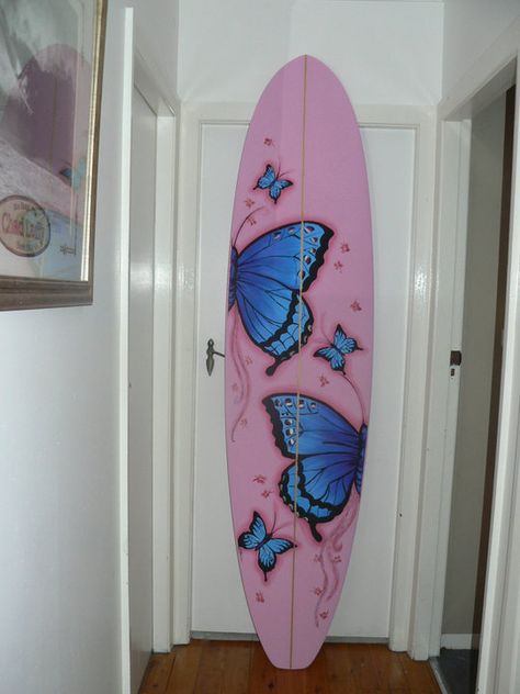 Mini-mal butterflies Surf Bored Design, Surf Bored, Painted Surfboard, Mini Mal, Pink Surfboard, Object Painting, Florida Kilos, Surfboard Art Design, Obx Dr