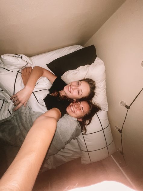 Sleepover Pictures 2 People, Sleepover Bestie Pics, Bff Sleepover Aesthetic, Bsf Sleepover Aesthetic, Sleepover Picture Ideas Best Friends, Photoshoot Ideas On Bed, Sleepover Pics To Recreate, Sleepover Pictures Aesthetic, Sleep Over Pictures