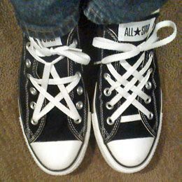 Converse shoe string patterns Custom Trainers, Simpul Dasi, How To Lace Converse, Converse Design, Ways To Lace Shoes, How To Tie Shoes, Snow Wolf, Shoelace Patterns, Basket Style