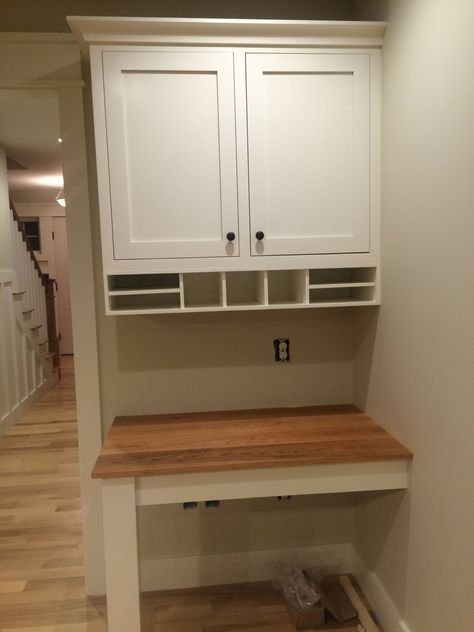 Small Desk Area In Kitchen, Desk In Laundry Room, Mail Cubbies, Small Built In Desk, Small Desk Nook, Kitchen Desk Ideas, Kitchen Office Nook, Built In Kitchen, Kitchen Desk Areas