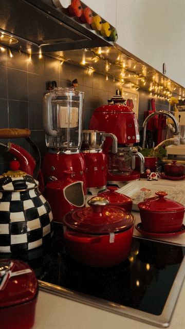 Red Kitchen Aesthetic, Red Kitchen Appliances, Kitchen Wall Design, Romantic Kitchen, 80s Interior Design, House Flipper, 80s Interior, Kitchen Aesthetics, Strawberry Kitchen