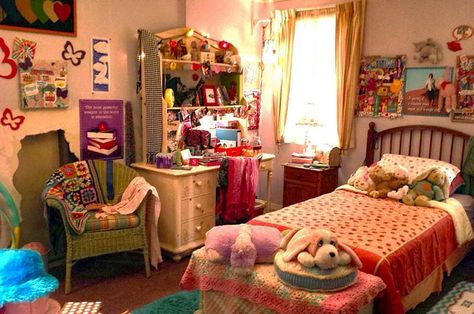 Set Decor / TV Decor Features: THE MIDDLE Rooms With Bed In The Middle, 1990s Home Decor, Tv Show Bedrooms, Sleepover Illustration, 2000s Home Decor, Early 2000s Bedroom, Bedroom Set Decor, 2000s Home, Bedroom 90s