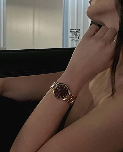 Elegant Watch Aesthetic, Aesthetic Women Watch, Woman Watch Aesthetic, Aesthetic Watch For Women, Good Watch Women, Watch Inspo Women, Women Watch Aesthetic, Watch For Women Classy, Hand Watch Aesthetic