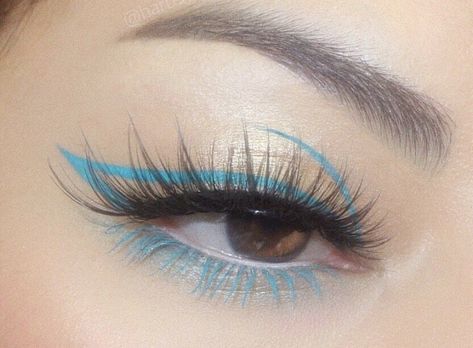 Blue Eyeliner Looks, Blue Eyeliner Makeup, Sea Nymph, Pretty Eye Makeup, Blue Eyeliner, Makeup Is Life, White Makeup, White Eyeliner, Creative Makeup Looks