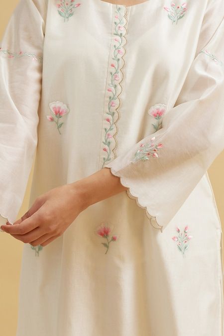 Silk Chanderi Embroidered Kurta Hand Embroidery Kurtas Woman, Pola Bordir, Kurta Pant Set, Embroidery On Kurtis, Kurti Embroidery Design, Pakistani Dresses Casual, Kurta Neck Design, Salwar Kamiz, Sleeves Designs For Dresses