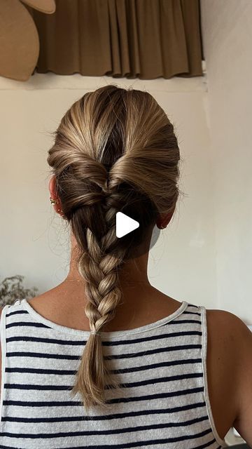 Aurélie Coulet on Instagram: "Une jolie tresse facile à réaliser 👱🏼‍♀️" French Braid For Short Hair, French Braid Short Hair, Loose French Braids, Short Braids, August 17, Braids For Short Hair, French Braid, Short Hair Styles, Braids