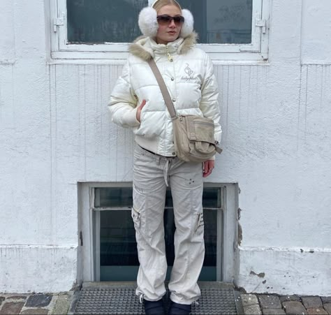 Puffer Jacket Outfit White, White Puff Jacket Outfit, White Winter Outfits Y2k, 2000s Snow Outfit, Winter Outfits Y2k Snow, Y2k Snow Outfits, Y2k Winter Jacket, White Winter Jacket Aesthetic, White Puffy Jacket Outfit