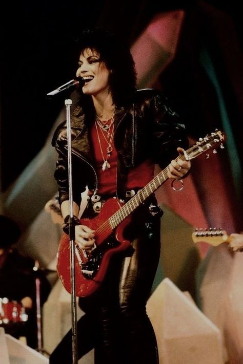 80s Joan Jett, Women In Rock And Roll, 1970s Punk Rock Fashion, Rockstar Fits Aesthetic, Women Of Rock 80s, Rock Woman Aesthetic, Rock N Roll Women Outfits, 80s Aesthetic Rock N Roll, Glam Rock 80s Women