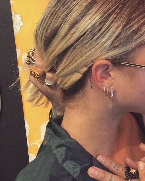 "Richie" tattoo behind the right ear of Sofia Richie. Tattoo Artist: Jon Boy · Jonathan Valena Family Name Tattoo, Family Name Tattoos, Behind Ear Tattoos, Hidden Tattoos, Inspiration Tattoos, Discreet Tattoos, Sofia Richie, Dainty Tattoos, Name Tattoo