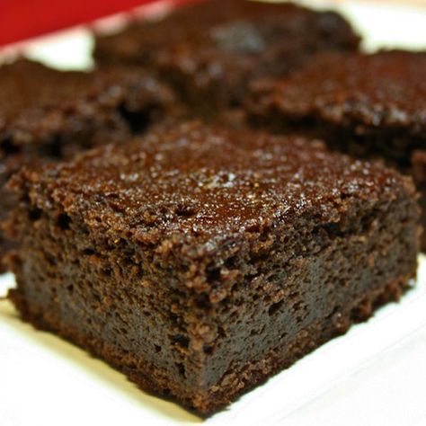 Adoro essa receita, é um bolo de chocolate tipo brownie, só que sem chocolate em barra. Um bolo sem farinha, sem glúten e low carb! Low Card, Bolo Fit, Healthy Cake, Banana Healthy, Köstliche Desserts, Unsweetened Cocoa, Chocolate Brownies, Brownie Recipes, Sin Gluten