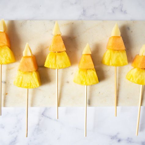 Enjoy a tasty and delicious meal with your loved ones. Learn how to make Candy Corn Fruit-and-Cheese Skewers & see the Smartpoints value of this great recipe. Ghost Fruit Skewers, Halloween Fruit Skewers, Halloween Skewers, Ghost Fruit, Skewers Recipes, Cheese Skewers, Halloween Eats, How To Make Candy, Fruit Sticks