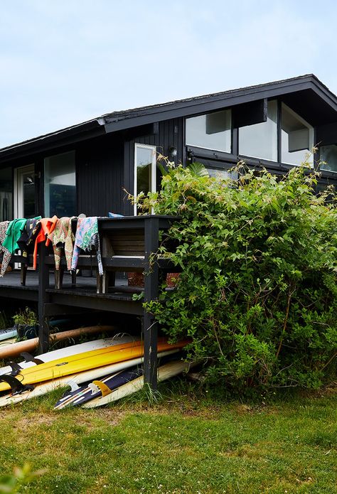 Beach Shack House, Surf Shack Interior, Beach Shack Interior, Black And White Beach House, Beach Shack Exterior, Surf Shack Style, Surf Style Home, Surfer Home, Surfer Shack