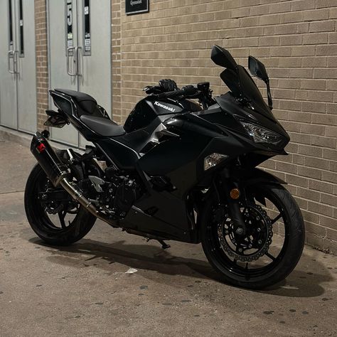 bike is finally all blacked out, all i need now is to get a dif tail light and sequentials but really happy with it for now :) Pretty Bikes, Heavy Bike, Motorcycle Aesthetic, Biker Aesthetic, Biker Boys, Pretty Bike, Biker Love, Yamaha Motorcycle, Black Bike