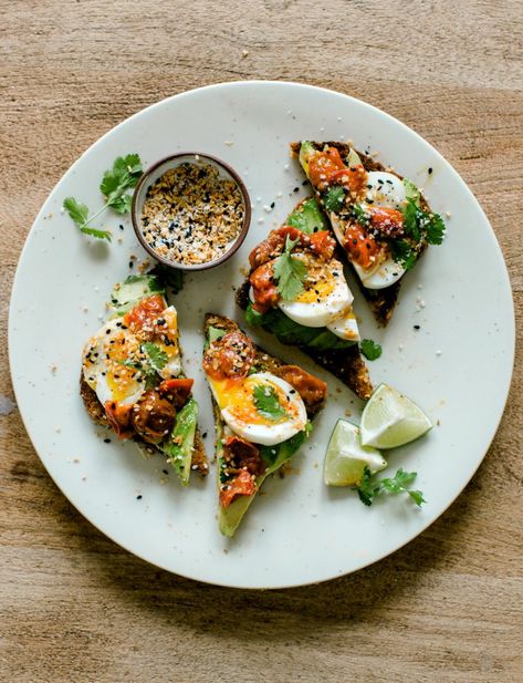 High Fiber Recipes, Best Avocado Toast Recipe, Fiber Recipes, Open Sandwich, Avocado Eggs, Avocado Toast Recipe, Camille Styles, Toast Toppings, Weekend Meals