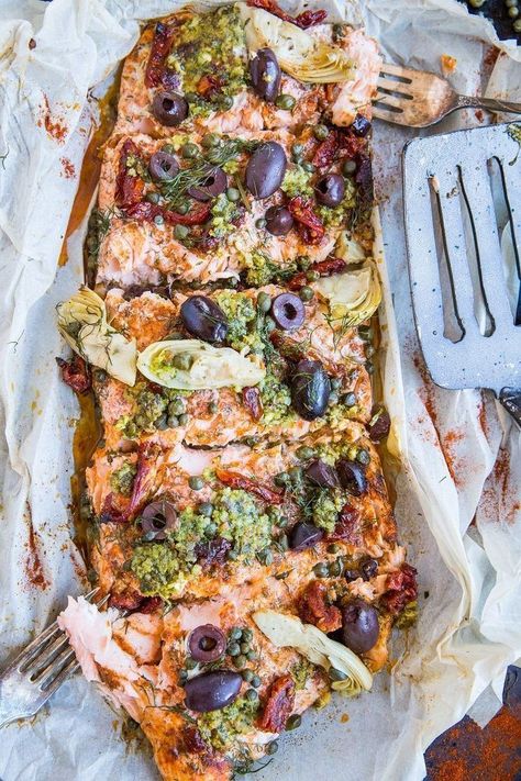 Mediterranean-inspired Salmon in Parchment Paper (or fish en papillote) with sun-dried tomatoes, kalamata olives, dill, capers, and artichoke hearts. This easy dinner recipe is paleo, keto, and packed with flavor! Use dairy free pesto for RESTART®. Salmon In Parchment Paper, Salmon In Parchment, Baked Halibut, Mediterranean Salmon, Diner Recept, Fish Recipes Healthy, God Mat, Sun Dried Tomatoes, Artichoke Hearts