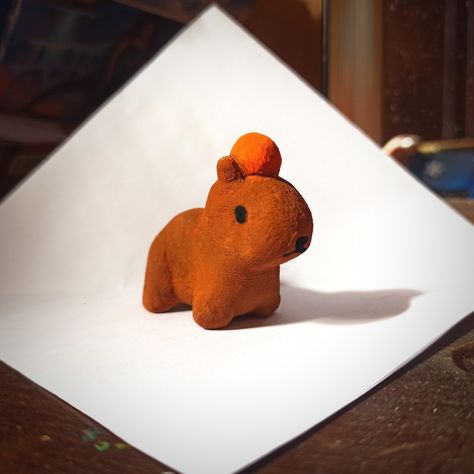 Capybara with orange on its head Fimo, Cute Clay Capybara, Gort Capybara, Cute Polymer Clay Easy, Cute Mini Sculptures, Air Dry Clay Capybara, Capybara Clay Sculpture, Polymer Clay Capybara, Clay Simple Ideas