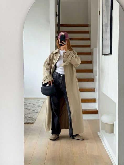 Dublin Outfit Spring, Trenchcoat Outfits, Outfit Trenchcoat, Trench Coat Outfit Fall, Birkenstock Clog Outfit, London Ootd, Trenchcoat Outfit, Old Money Winter, Trench Outfit