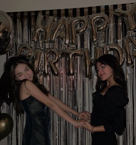 Birthday Bff Pictures, Bestie Birthday Pictures, Bff Birthday Pictures, Bestie Birthday Aesthetic, Cute Birthday Pics With Friends, Best Friend Birthday Poses, Birthday Friends Photo, Bestie Birthday Pics, Birthday Picture Ideas Friends