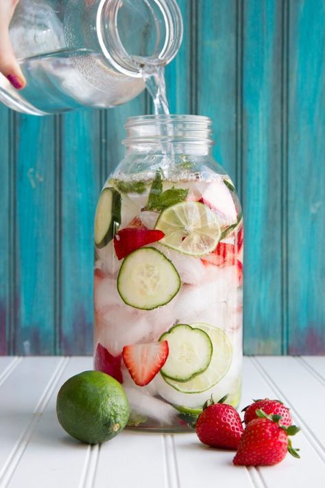 Mint Water, Strawberry Lime, Infused Water Recipes, Fruit Infused Water, God Mat, Beautiful Fruits, Diet Vegetarian, Fruit Infused, Water Recipes