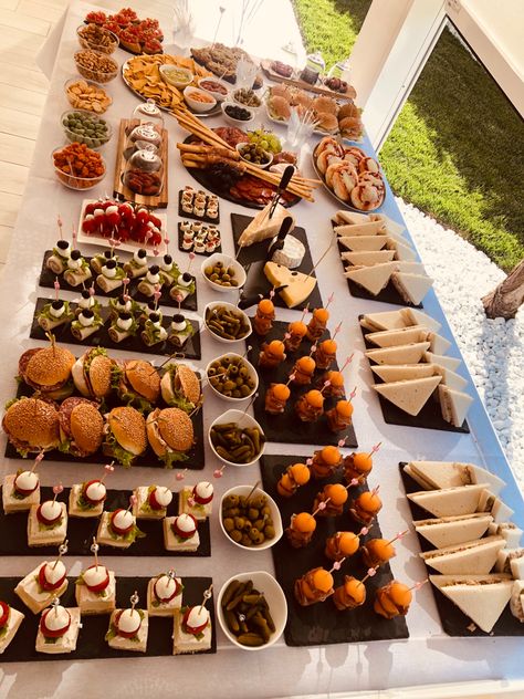 Bday Catering Ideas, Birthday Food Buffet, Finger Food Design Table, 18th Party Food Ideas, Birthday Party Food Buffet Ideas, Party Finger Food Table Ideas, Open Buffet Table Food, Food Set Up For Party Simple, Brown Party Food Ideas