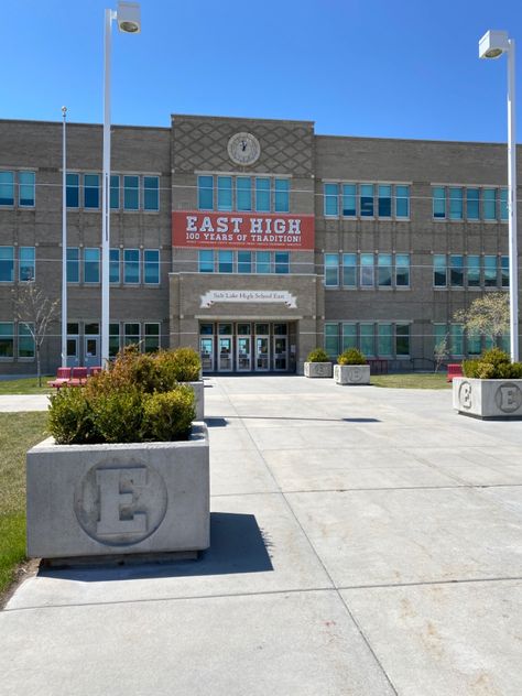 American High School Building, American High School Exterior, High School Exterior, Highschool Design, Los Angeles High School, New York High School, Lucy Quinzel, High School Musical Film, Usa High School