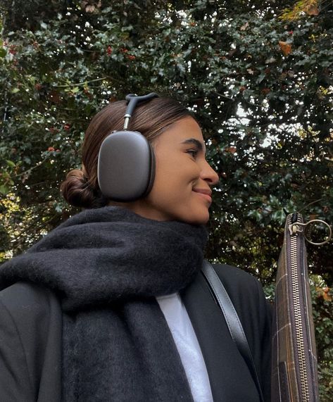 Emitaz Instagram, Headphone Outfit, Emelie Lindmark, Max Aesthetic, Old Neighborhood, Aesthetic Objects, Apple Headphone, Girl With Headphones, Peach Aesthetic