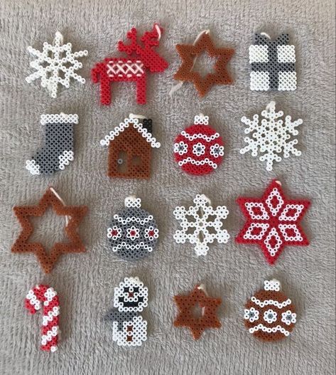 Christmas Crafts Hama Beads, Pearler Beads Pattern Christmas, Cute Christmas Perler Bead Ideas, Melty Bead Ornaments, Pearler Bead Christmas Patterns, Ornament Perler Beads, Hamma Beads Ideas Christmas, Pearler Bead Christmas Ornaments, Christmas Melting Beads