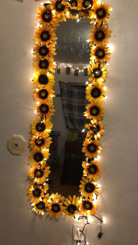 Yellow Aesthetic Room Bedrooms, Sunflower House Decor, Sunflower Bedroom Ideas Diy, Sunflower Themed Bedroom, Sunflower Home Decor Diy, Sunflower Themed Room, Sunflower Decorations Home, Sunflower Room Ideas, Sun Flower Theme Bedroom