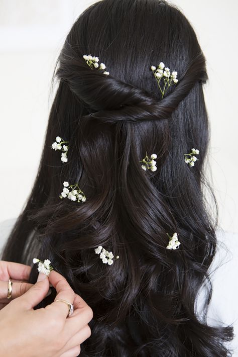 Love this look! Down Hairstyles, Beauty Tutorials, Brunette Hair, Everyday Hairstyles, Hairstyles With Flowers, Spring Hairstyles, Peinados Faciles, Flower Fashion, About Hair