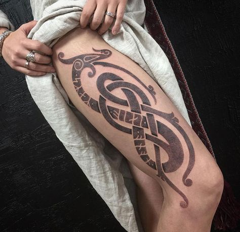 Urnes Styled Thigh-Piece For A Spanish Viking Jormungandr Tattoo, Runes Tattoo, Viking Tattoo Symbol, Backpiece Tattoo, Art Viking, Vikings Tattoo, Serpent Tattoo, Tattoo Process, Armor Tattoo