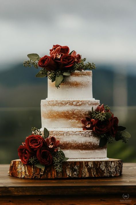 Rustic Wedding Cake Burgundy, Rustic Fall Wedding Ideas Burgundy, Rustic Style Wedding Cakes, Rustic Romantic Wedding Cake, Wedding Cake Inspiration Rustic, Maroon Themed Wedding Cake, Rustic Quinceanera Cakes, Rustic Cake Wedding Simple, Wedding Cake Western Theme