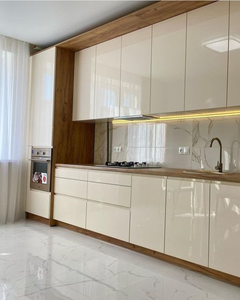 Kitchen Interior Laminate, Beige Glossy Kitchen, Beige Modular Kitchen, Kitchen Interior Beige Colour, Beige Colour Kitchen Cabinets, Kitchen Glossy Cabinets, Laminate Kitchen Design, Glossy Kitchen Cabinets Modern, Beige Kitchen Ideas Modern