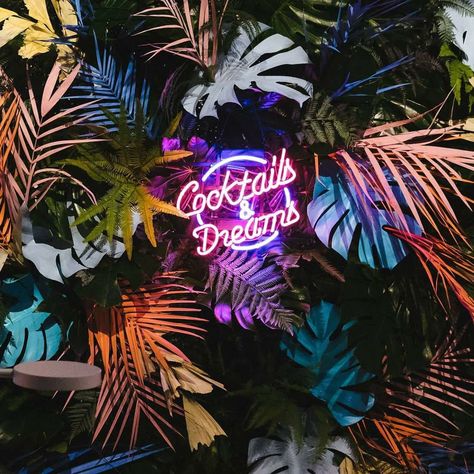 Neon Jungle Decor, Havana Nights Theme, Havana Nights Party, Selfie Wall, Neon Jungle, Jungle Decor, Nightclub Design, Fiesta Tropical, Jungle Party