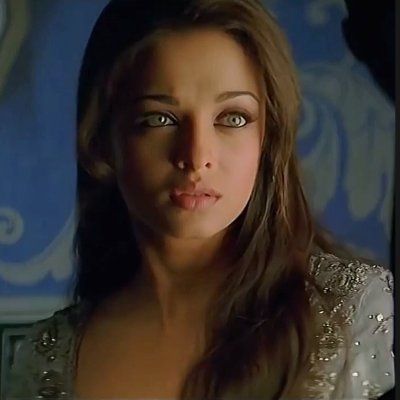 Aishwarya Rai Brown Eyes, Umrao Jaan, Aishwarya Rai Makeup, Amber Heard Hair, Aishwarya Rai Pictures, South Asian Aesthetic, Women Crush, Bollywood Hairstyles, Indian Photoshoot