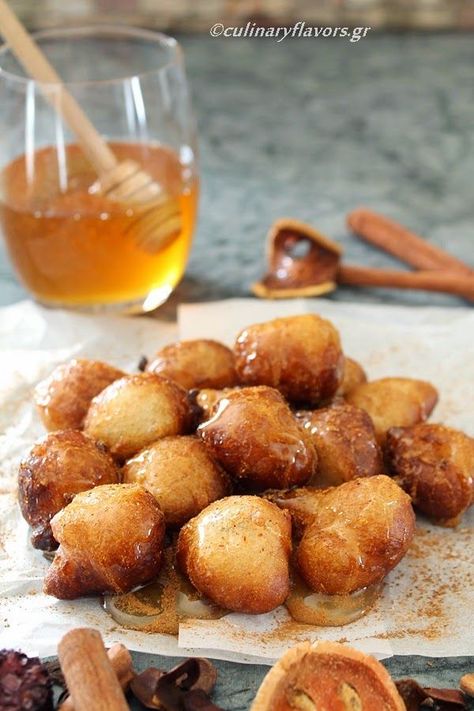 Loukoumades (Greek Doughnuts) Greek Doughnut, Doughnut Balls, Greek Night, Greek Foods, Coconut Dessert, Greek Sweets, Greek Desserts, Recipes Yummy, Greek Cooking