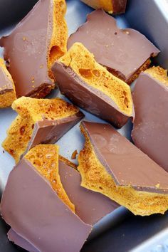 Cinder Toffee, Honeycomb Recipe, Chocolate Honeycomb, Toffee Candy, Homemade Sweets, Candy Recipes Homemade, Chocolate Toffee, Homemade Candies, Fudge Recipes