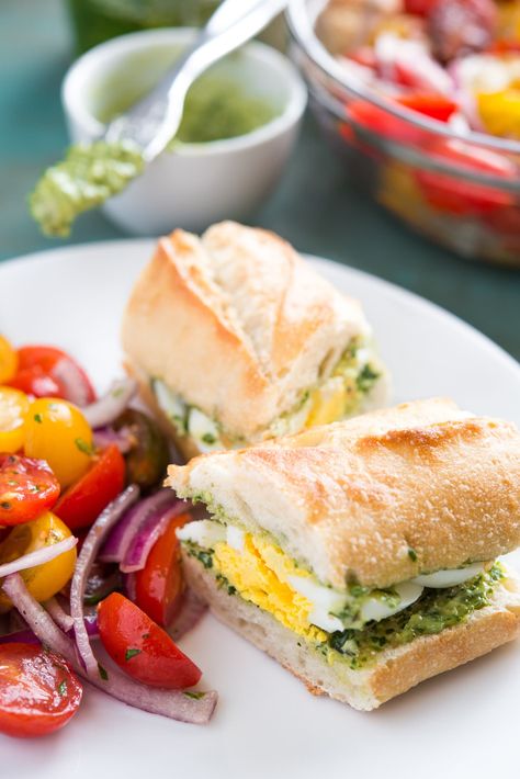 Egg Baguette, Pesto Eggs, Baguette Sandwich, Summer Breakfast, Easy Camping Meals, Dinners To Make, Egg Sandwiches, Vegetarian Dinners, Pesto Recipe