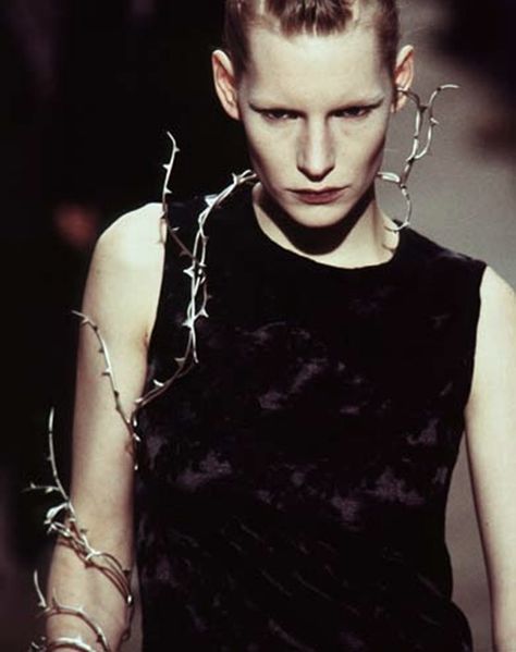 lavandula:    kirsten owen @ alexander mcqueen autumn/winter 1996-1997 Shaun Leane, Savage Beauty, Fashion Fantasy, Alexander The Great, Barbed Wire, Kate Moss, Dark Fashion, Our Lady, Runway Fashion