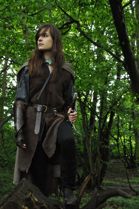 I want to do this one too though help I can't even why is this so hard? ( T __ T ) Lotr Ranger, Aragorn Costume, Lord Of The Rings Cosplay, Aragorn Lotr, Hobbit Cosplay, Fair Outfits, Female Knight, Medieval Costume, Fantasy Photography