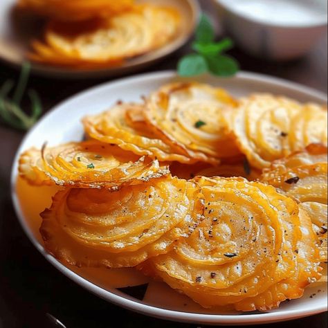 Onion Cheddar Chips - Recipes, Tasks & Tools Onion Cheddar Chips, Cheese Onion Rings, Cheesy Dishes, Onion Dishes, Onion Crisps, Vidalia Onion Recipes, Hors Devours Appetizers, Cheddar Chips, Stuffed Onions