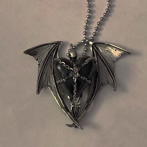 Bat Hanging, Grunge Jewelry, Edgy Jewelry, Dope Jewelry, Goth Aesthetic, Funky Jewelry, Dream Jewelry, Jewelry Inspo, Grunge Aesthetic