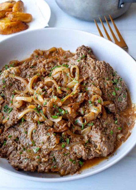 Bistec Encebollado Puerto Rican, Puerto Rican Steak, Storage Onions, Beef Cube Steak Recipes, Bistec Encebollado, Beef Cubed Steak, Cubed Steak, Steak And Onions, Puerto Rican Cuisine