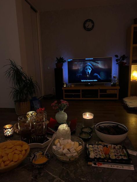 Cozy Horror Movie Night, Movie Night In Aesthetic, Scream Aesthetics Aesthetic, Movie Night Sleepover Aesthetic, Friend Activities Aesthetic Fall, Horror Night Aesthetic, Spooky Movie Night Decorations, Aesthetic Halloween Sleepover, Horror Date Night